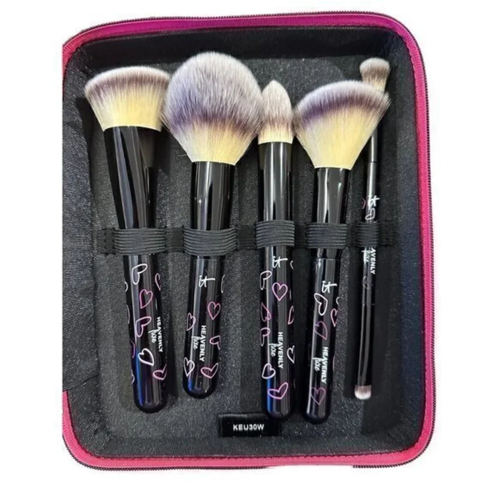 IT Cosmetics Heavenly‎ Luxe skin loving brush set with case. New in Box